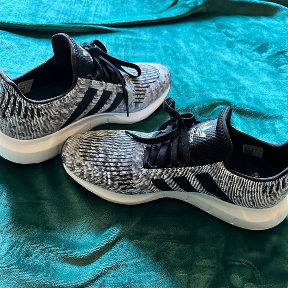 Adidas SWIFT RUN 1.0 SHOES - Picture 4 of 5